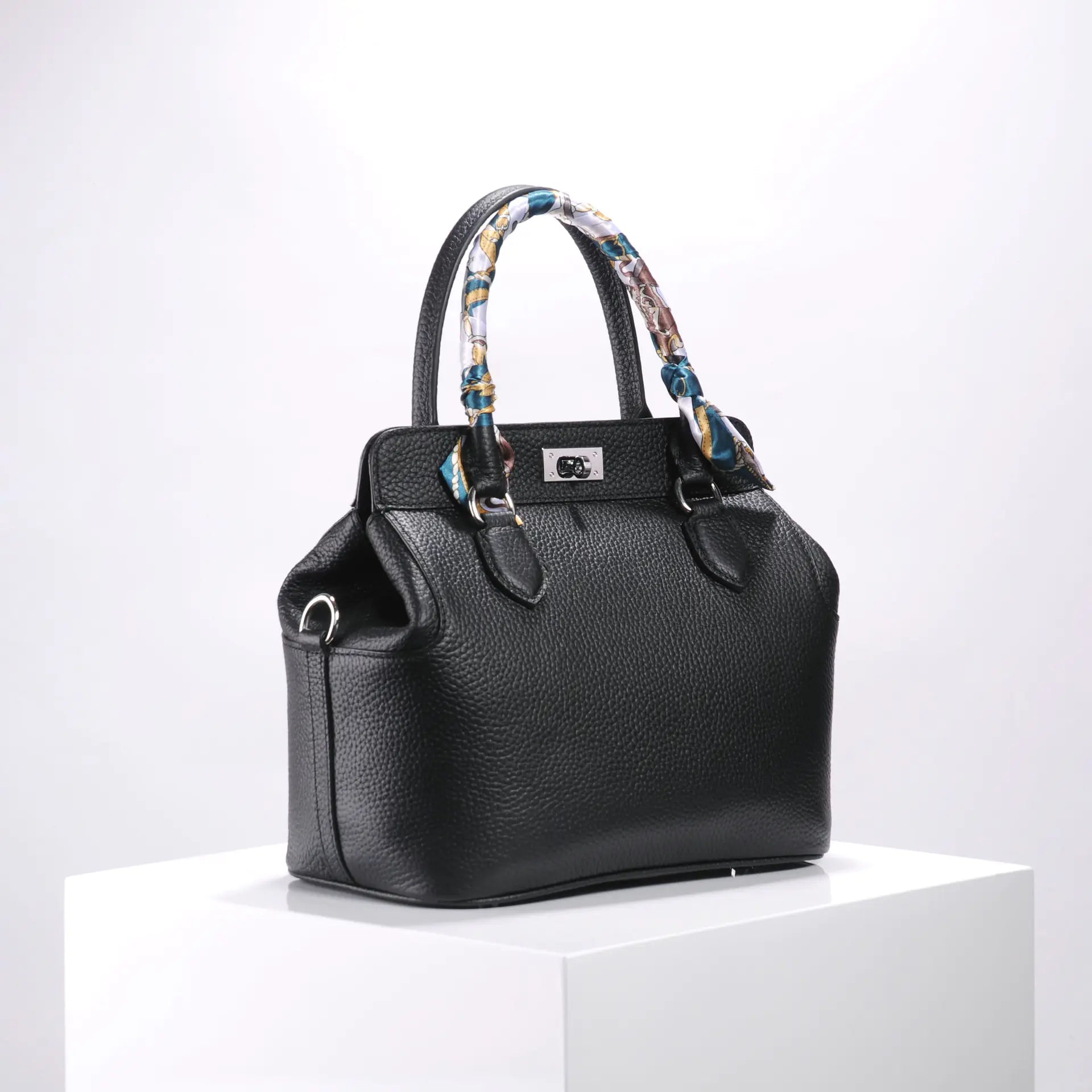 Élégant sac à main noir en cuir avec anses colorées, idéal pour rehausser votre style.