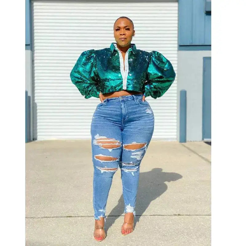Pantalon en denim grande taille pour femmes, déchiré, taille naturelle, bleu clair, confort et style.
