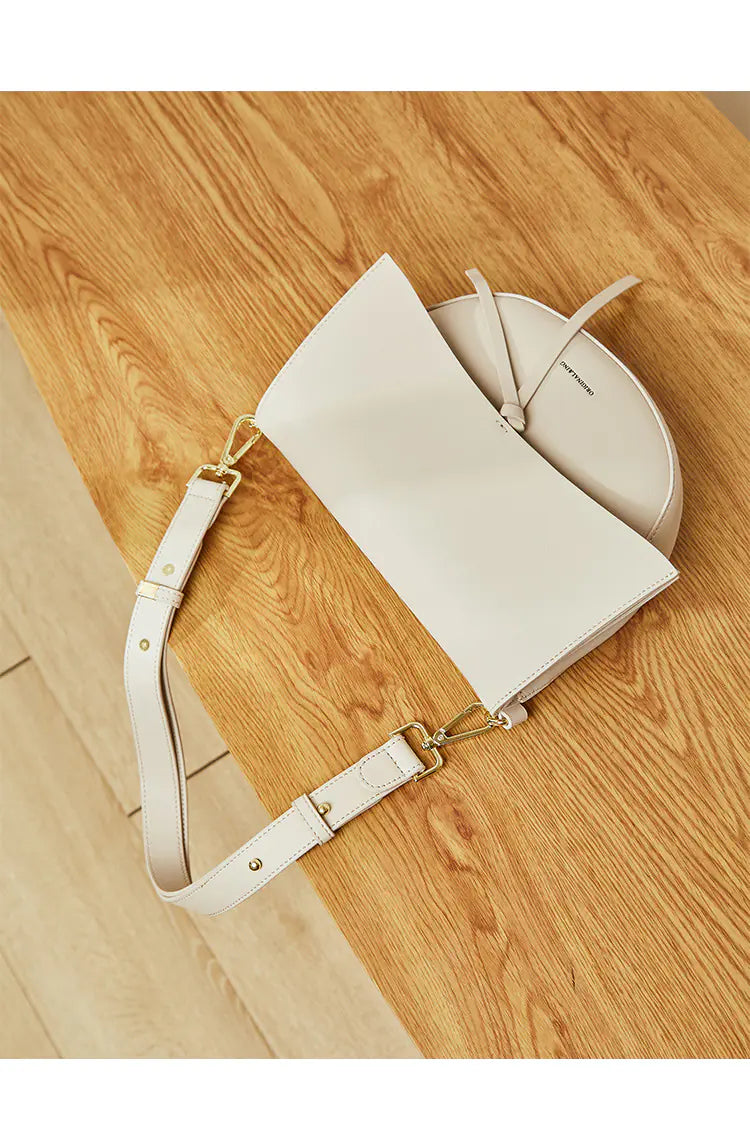Sac à épaule en cuir polyvalent avec design rétro de selle