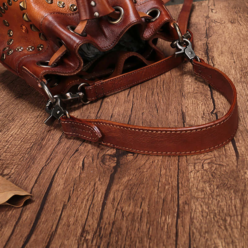 Détails du sac seau en cuir de vachette avec rivets, strap en cuir et boucle, Cowhide Bucket Shoulder Bag With Rivet Detail.
